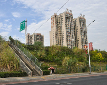 慈利县金慈小学侧门对面，长张高速桥下有一个小土地庙