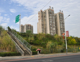 慈利县金慈小学侧门对面，长张高速桥下有一个小土地庙