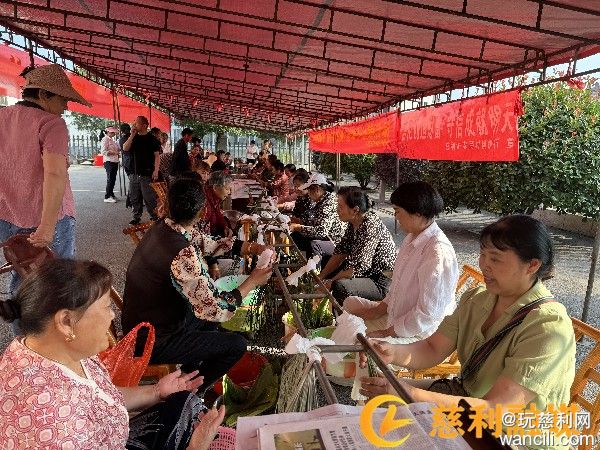 慈利县零溪镇墨园社区开展包粽子比赛和药草花艺制作活动
