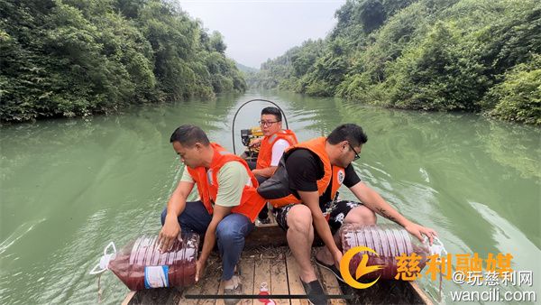 第三方专业公司在龙潭河镇白洋河（东溪）水域投放生物菌种治理受污染水体