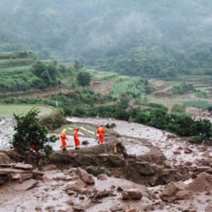 我县突降暴雨，民政局部署救灾工作