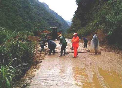 慈利公路局冒暴雨排险保公路畅通