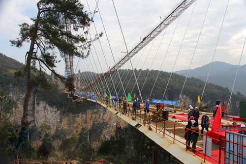 张家界大峡谷玻璃桥今日成功合龙