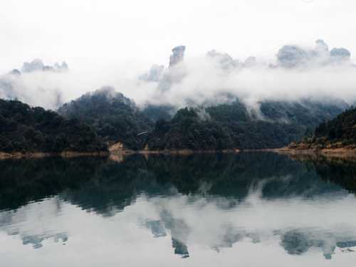 雾锁奇山，武陵源多重美景迎元宵