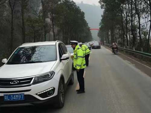 张家界大峡谷2017年春节期间旅客暴增，慈利交警大队多措并举保安全