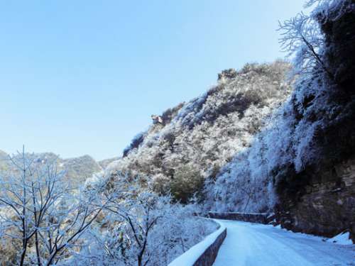 慈利网友行摄五雷仙山冰雪奇景，恍若走进童话世界